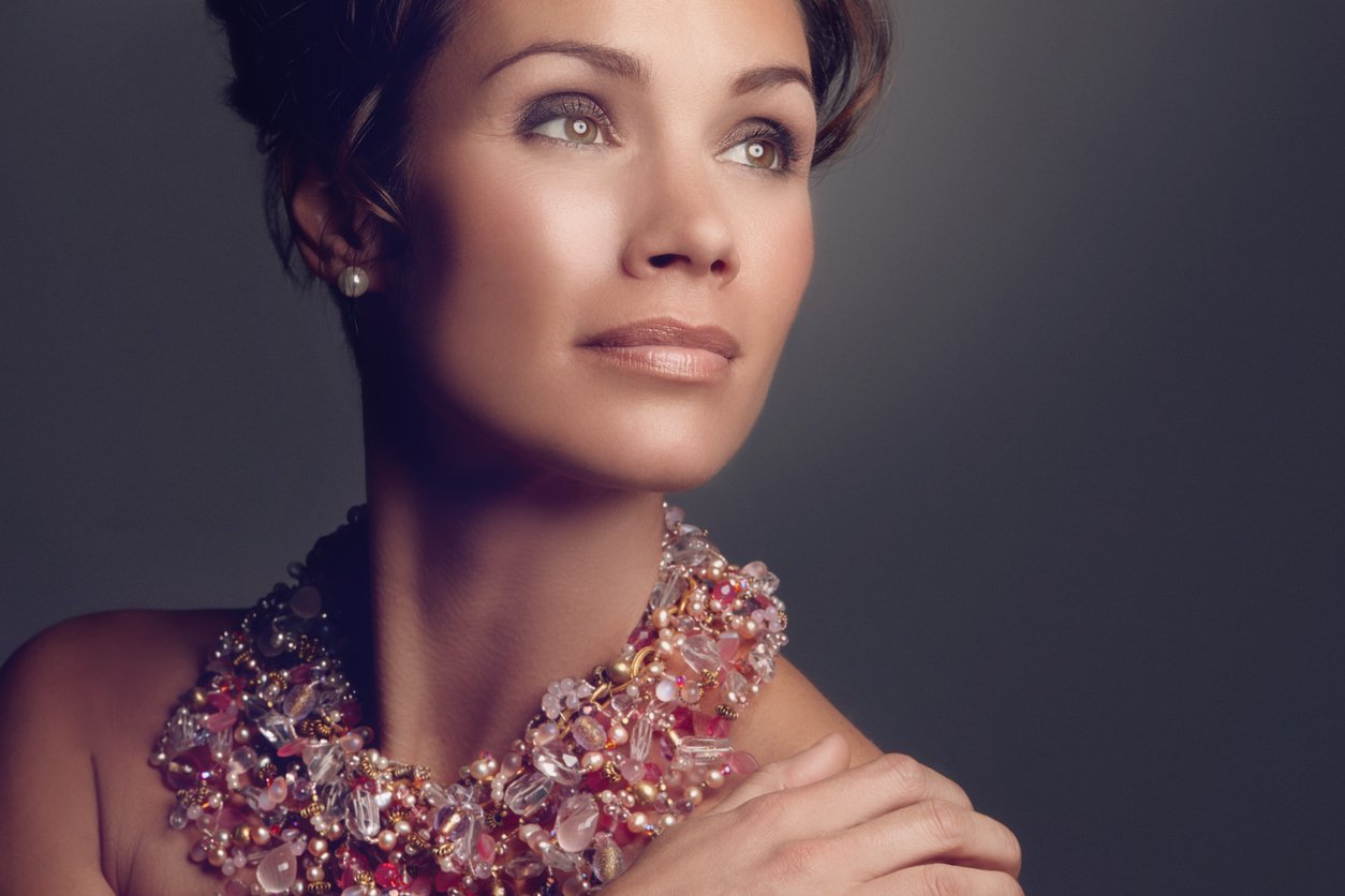 Mujer elegante con un cuello hermoso