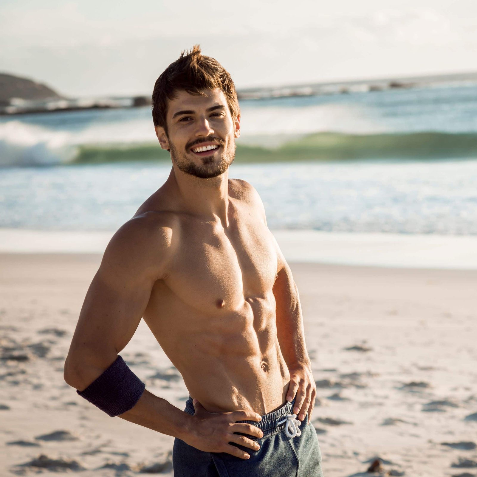 hombre sin camisa en la playa