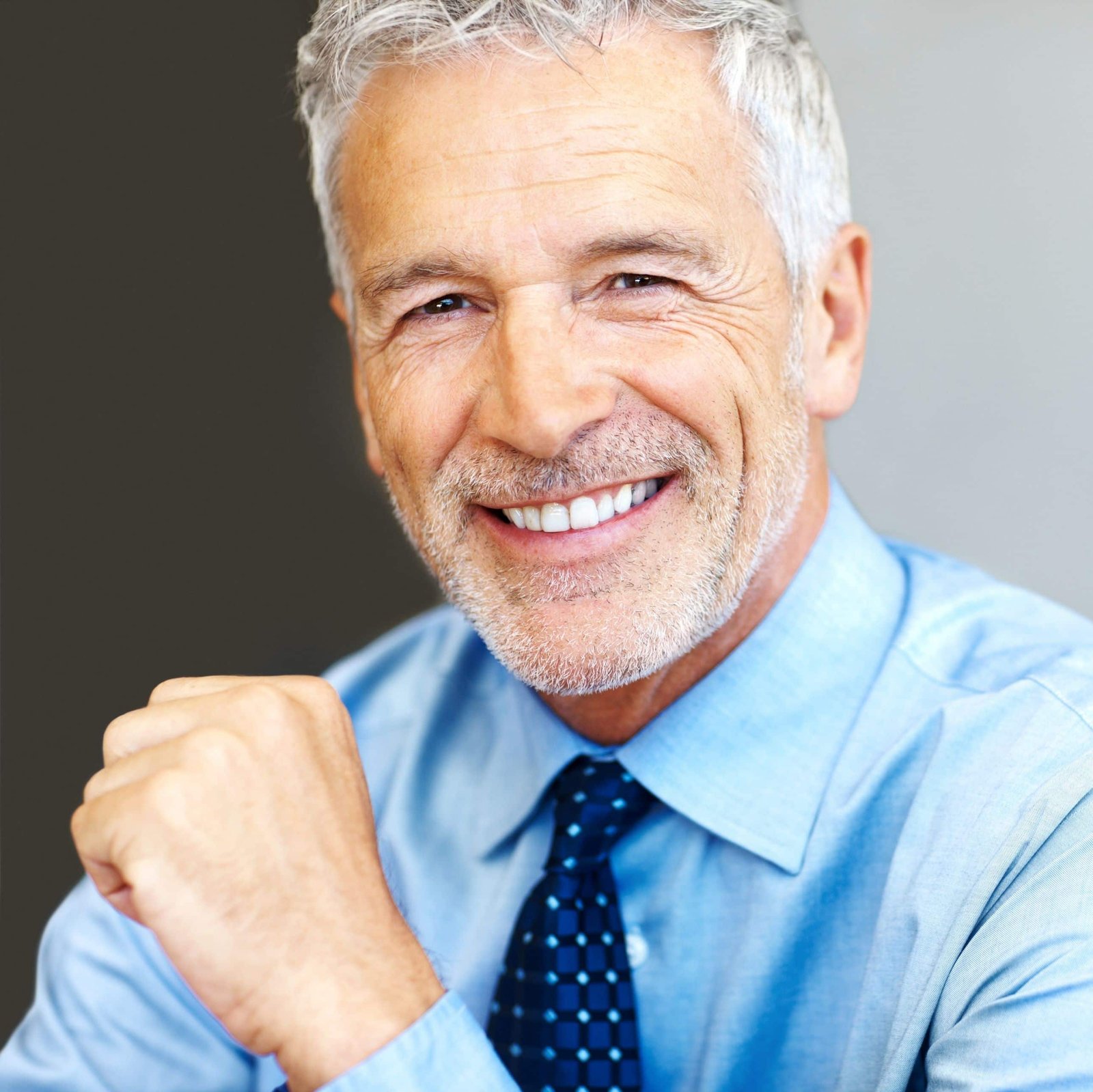 hombre mayor sonriendo