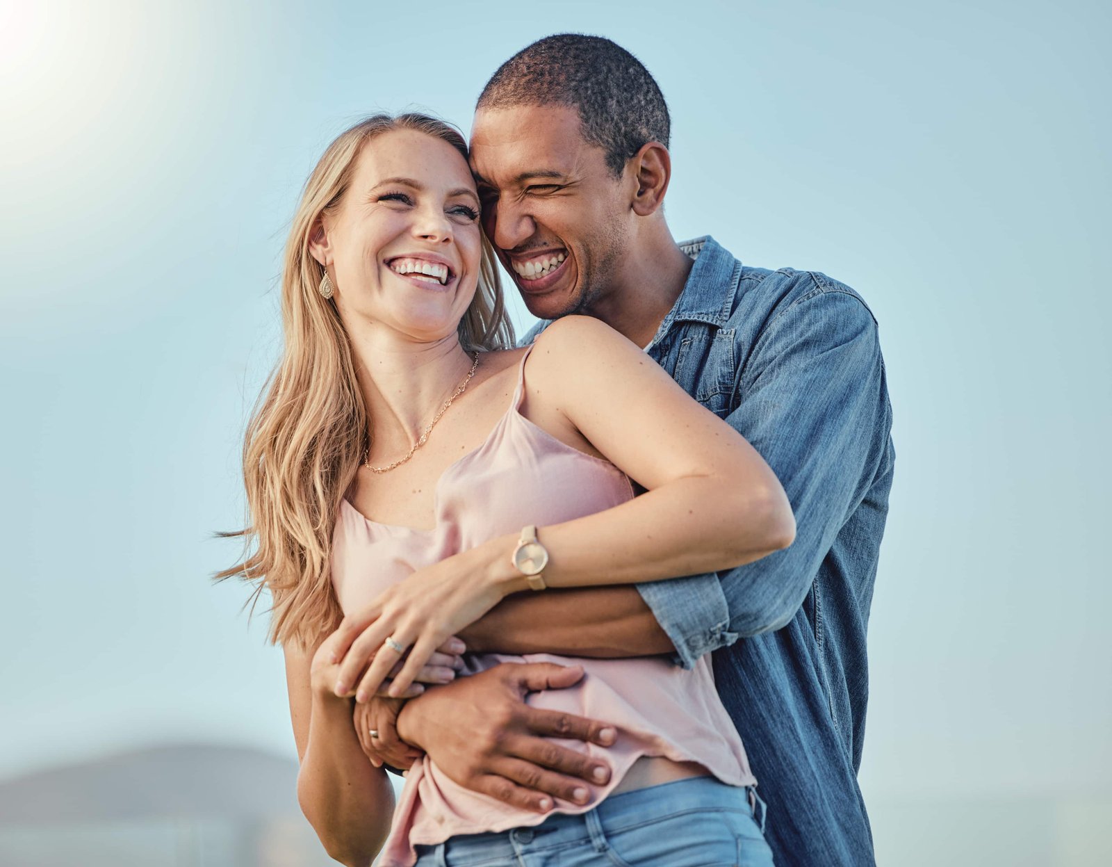 Pareja abrazándose