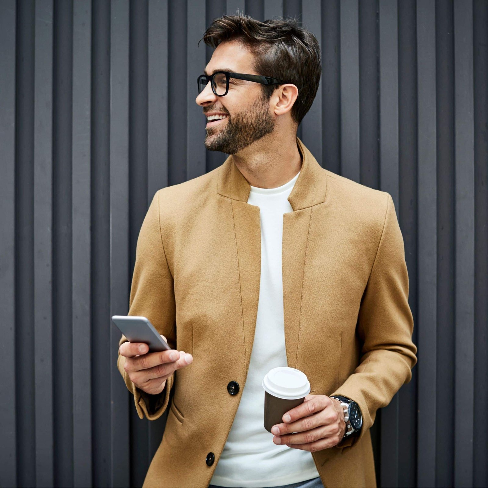 Hombre sosteniendo una taza de café